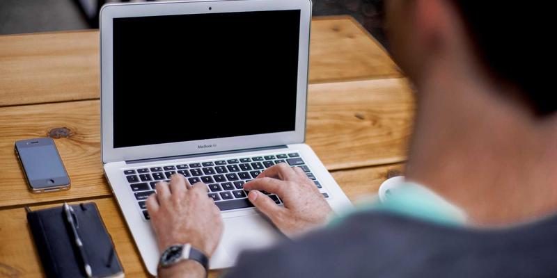 工业风美学席卷中国美妆界：当粗犷质感遇见精致护肤